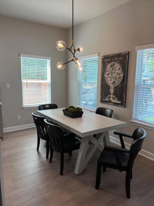 The Retreat At Rigsby-all New 3bdrm/2.5 Bath Villa