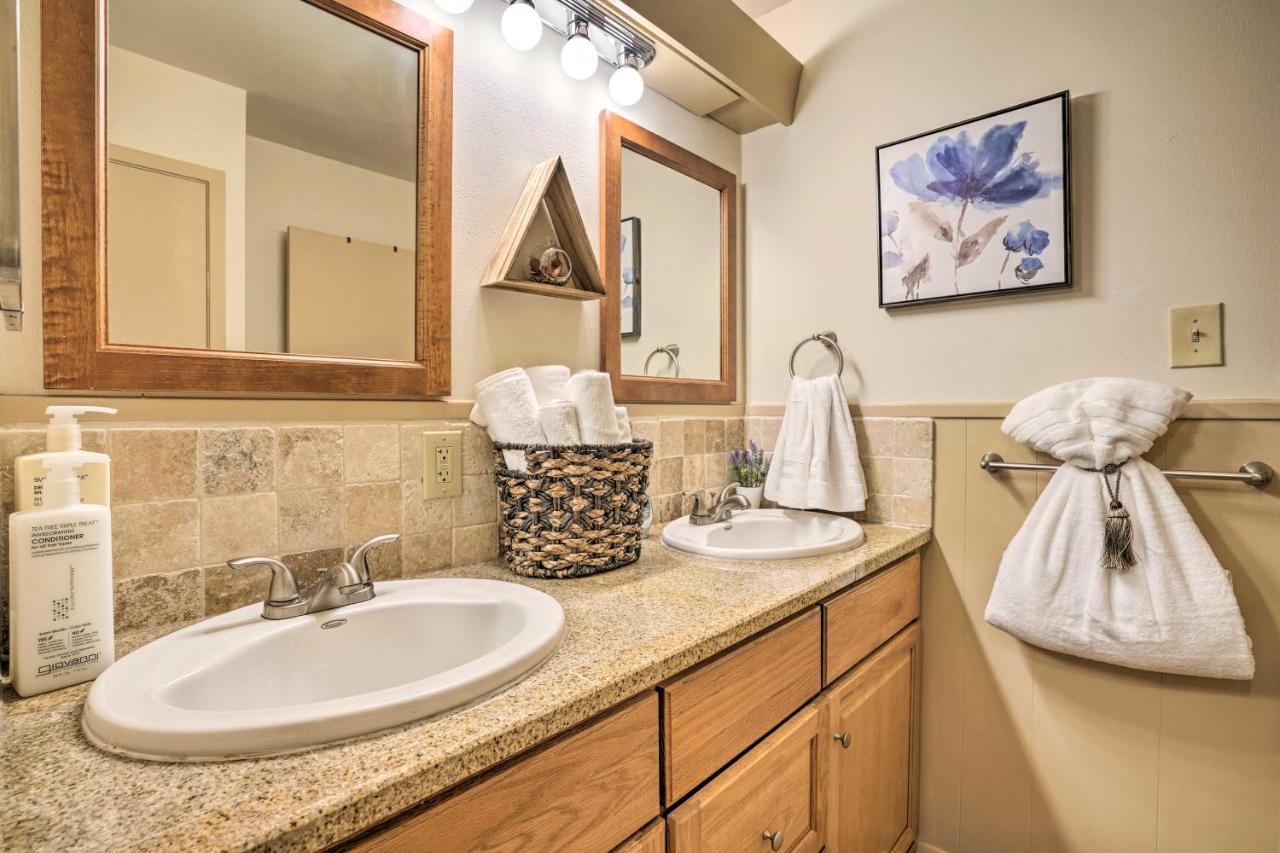 Cozy With Patio, 1 Mi To Airport! Holiday home
