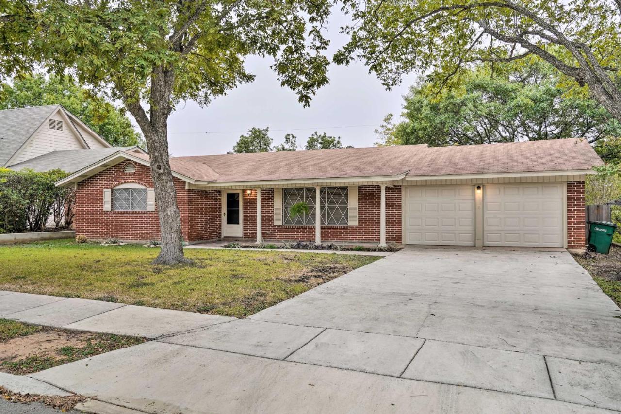 Cozy With Patio, 1 Mi To Airport! Holiday home