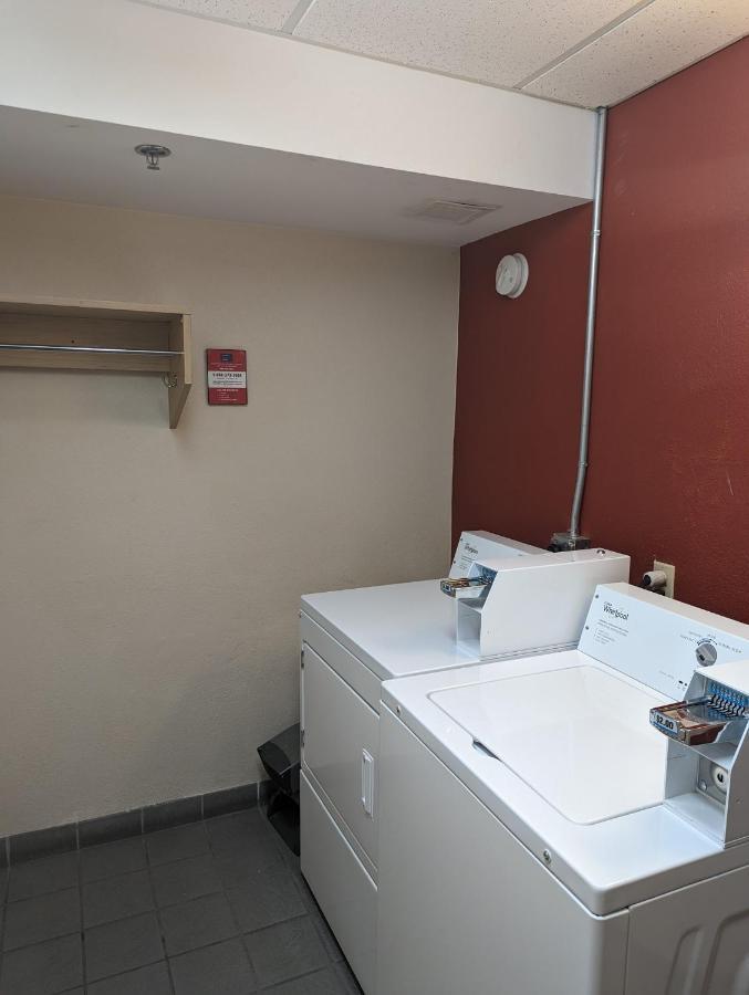 Red Roof Airport Motel 2*