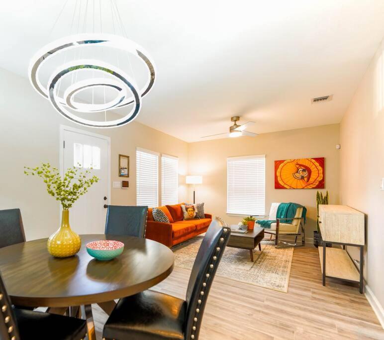Casa Fiesta-2bed/2bath 1100 Sq Ft Urban Stunner * San Antonio