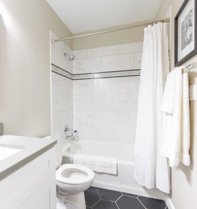 Casa Fiesta-2bed/2bath 1100 Sq Ft Urban Stunner * San Antonio