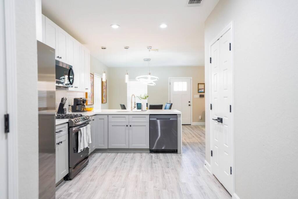 Casa Fiesta-2bed/2bath 1100 Sq Ft Urban Stunner *