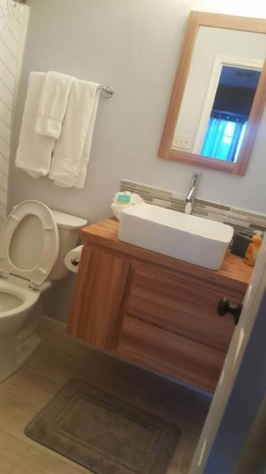 Comfort 4 Bedroom 3 Bath 5 Mins From Sea World Holiday home