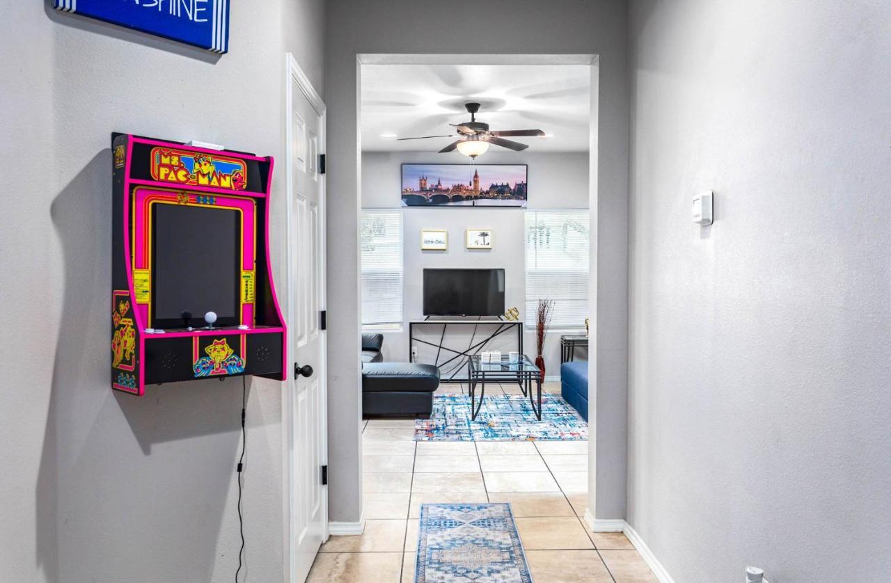 Holiday home Spacious Lux 3br 3ba W 12 Arcade Games & Hottub- W Private Garage & Private Backyard