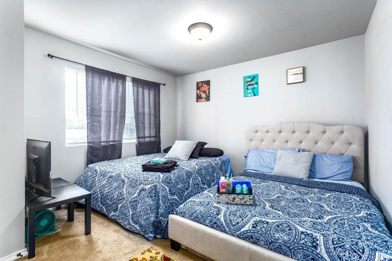 Spacious Lux 3br 3ba W 12 Arcade Games & Hottub- W Private Garage & Private Backyard Holiday home
