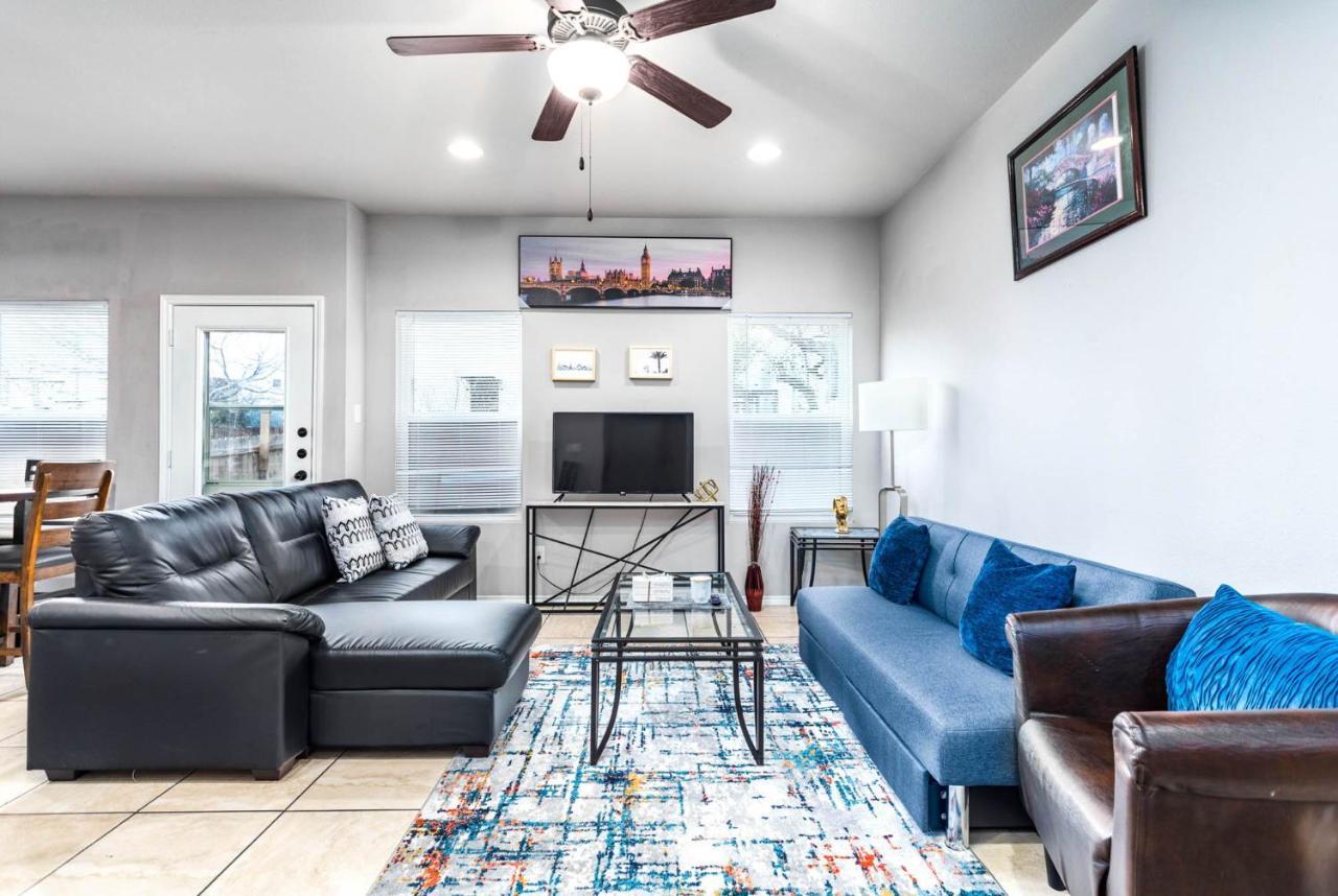 Spacious Lux 3br 3ba W 12 Arcade Games & Hottub- W Private Garage & Private Backyard *