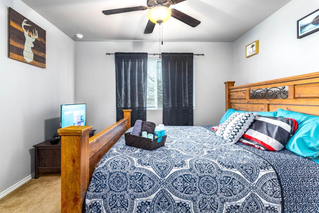 Spacious Lux 3br 3ba W 12 Arcade Games & Hottub- W Private Garage & Private Backyard Holiday home *