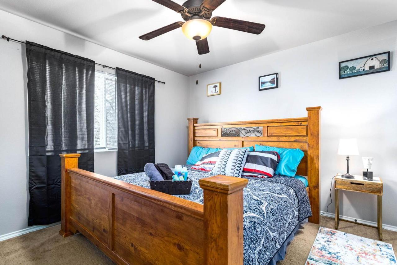 Spacious Lux 3br 3ba W 12 Arcade Games & Hottub- W Private Garage & Private Backyard Holiday home
