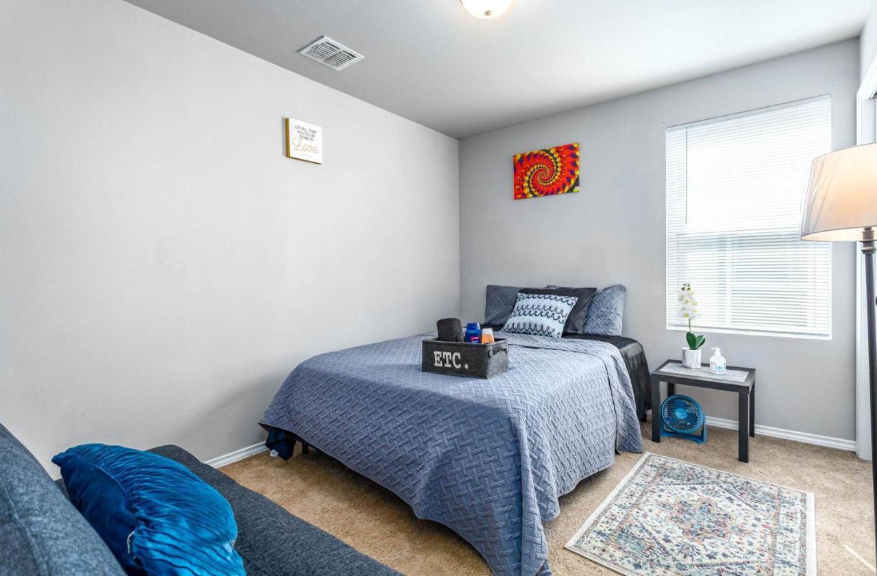 Spacious Lux 3br 3ba W 12 Arcade Games & Hottub- W Private Garage & Private Backyard * San Antonio