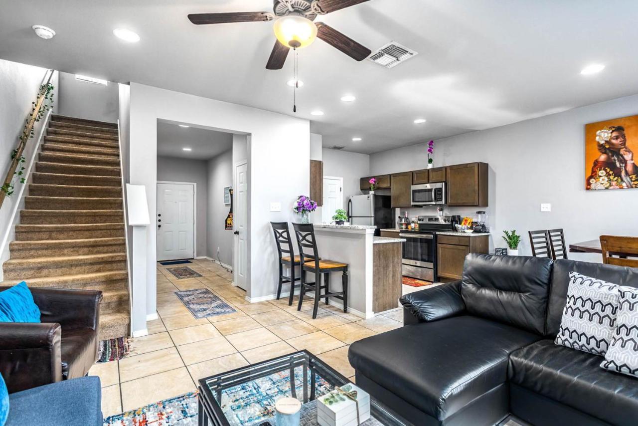 Holiday home Spacious Lux 3br 3ba W 12 Arcade Games & Hottub- W Private Garage & Private Backyard *