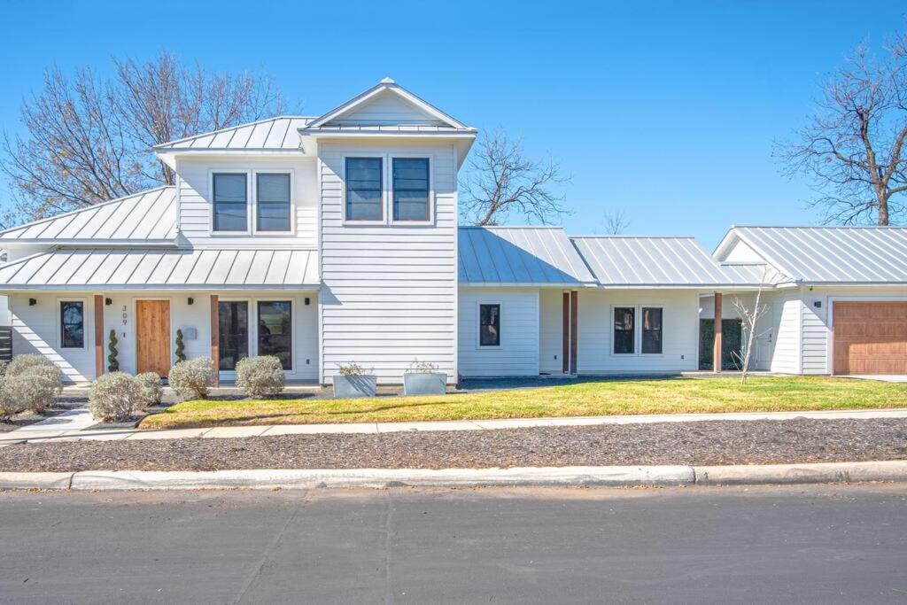 Downtown Modern Farmhouse-pool- Sleeps 12 San Antonio