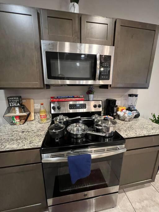 Holiday home Spacious Lux 3br 3ba W 12 Arcade Games & Hottub- W Private Garage & Private Backyard *