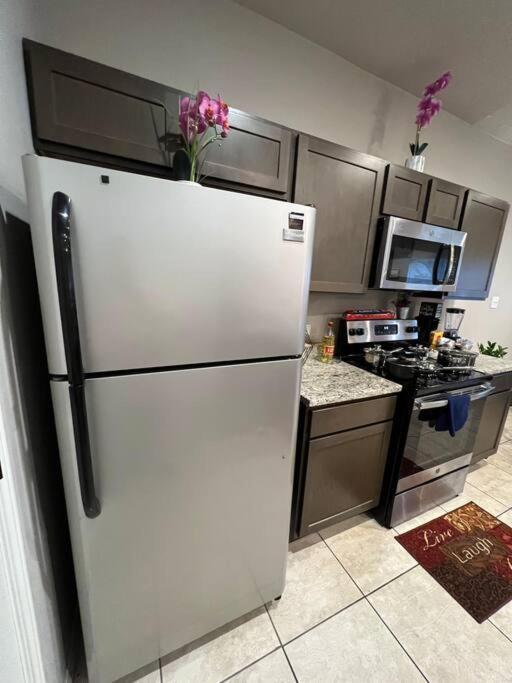 Spacious Lux 3br 3ba W 12 Arcade Games & Hottub- W Private Garage & Private Backyard Holiday home *