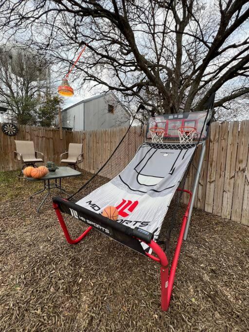 Spacious Lux 3br 3ba W 12 Arcade Games & Hottub- W Private Garage & Private Backyard Holiday home