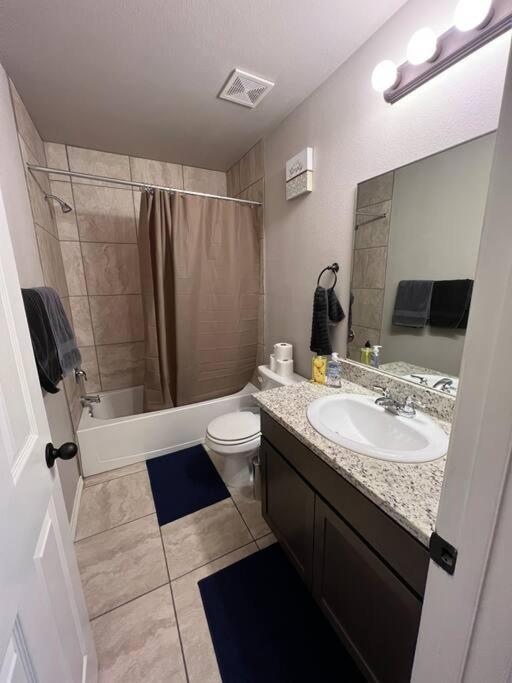 Spacious Lux 3br 3ba W 12 Arcade Games & Hottub- W Private Garage & Private Backyard * San Antonio
