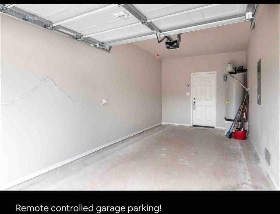 Spacious Lux 3br 3ba W 12 Arcade Games & Hottub- W Private Garage & Private Backyard Holiday home San Antonio