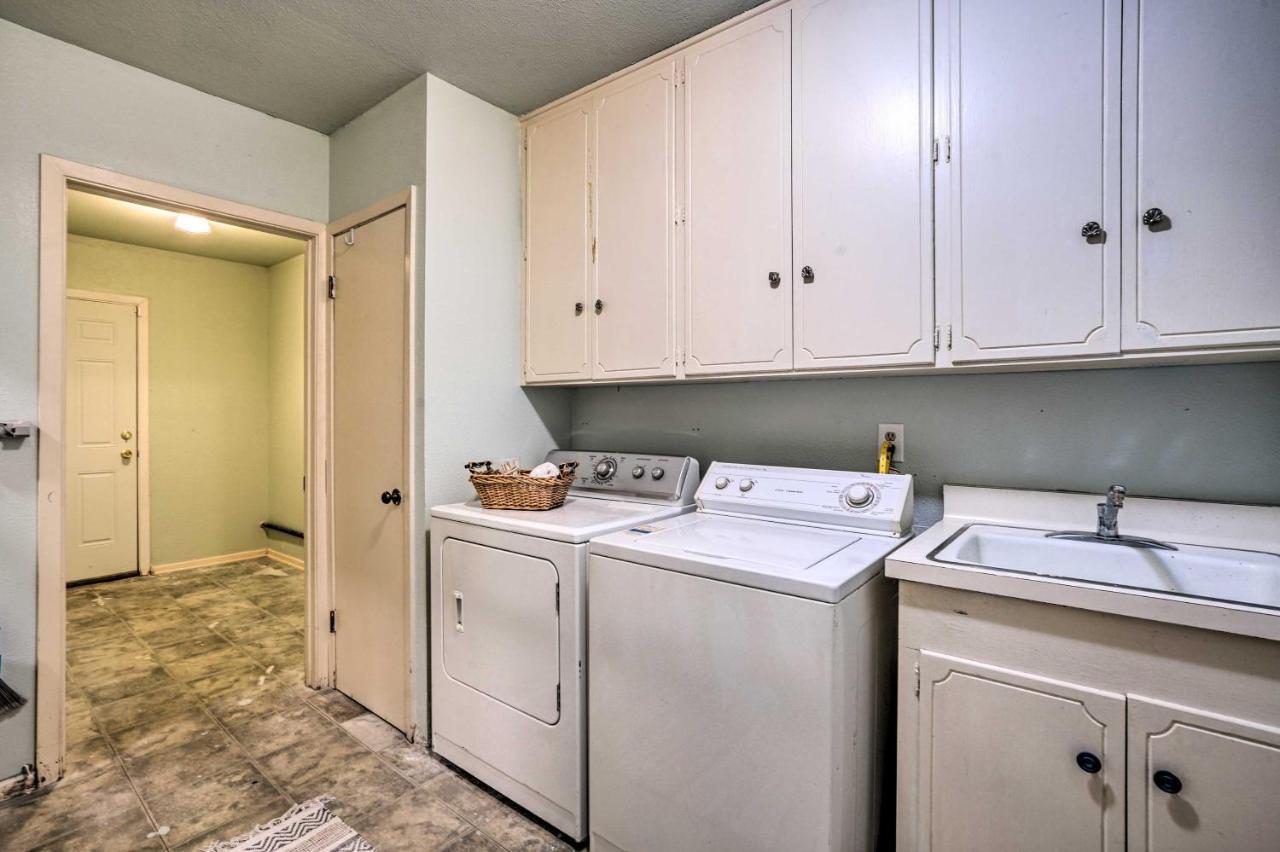 Lovely About 13 Mi To Downtown! Holiday home *