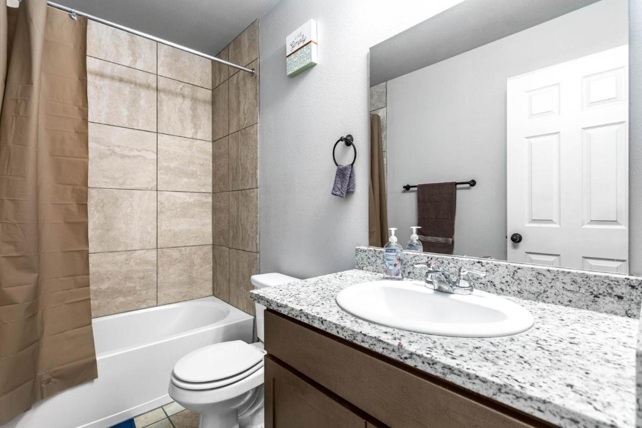 Spacious Lux 3br 3ba W 12 Arcade Games & Hottub- W Private Garage & Private Backyard * San Antonio
