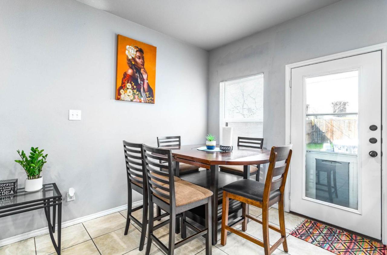 Spacious Lux 3br 3ba W 12 Arcade Games & Hottub- W Private Garage & Private Backyard Holiday home San Antonio