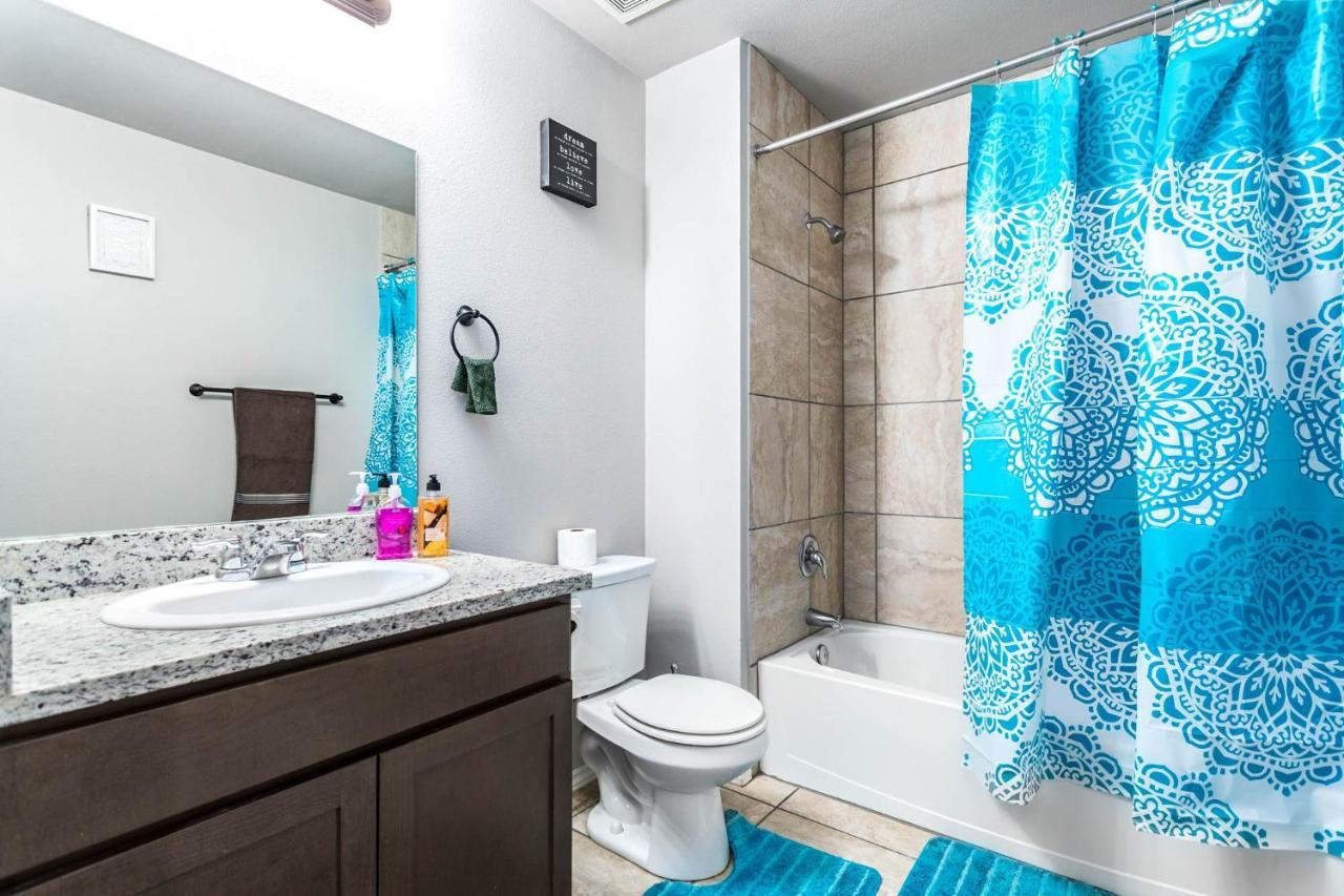 Spacious Lux 3br 3ba W 12 Arcade Games & Hottub- W Private Garage & Private Backyard Holiday home *