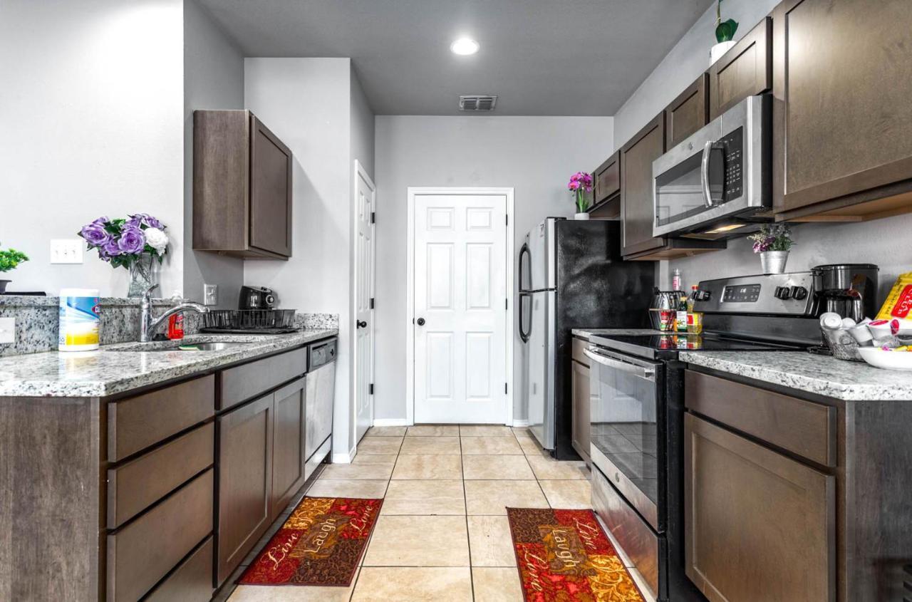 Holiday home Spacious Lux 3br 3ba W 12 Arcade Games & Hottub- W Private Garage & Private Backyard San Antonio