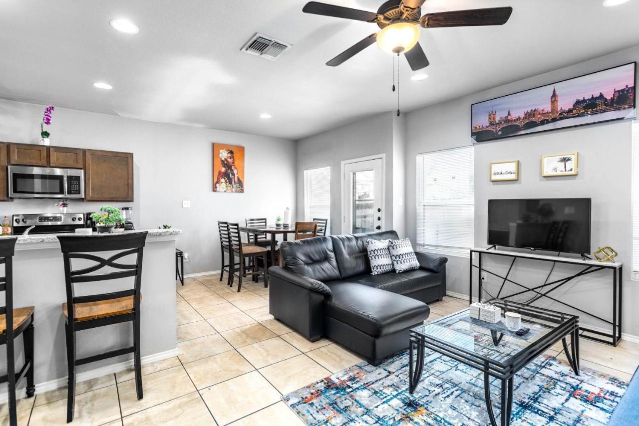 Spacious Lux 3br 3ba W 12 Arcade Games & Hottub- W Private Garage & Private Backyard