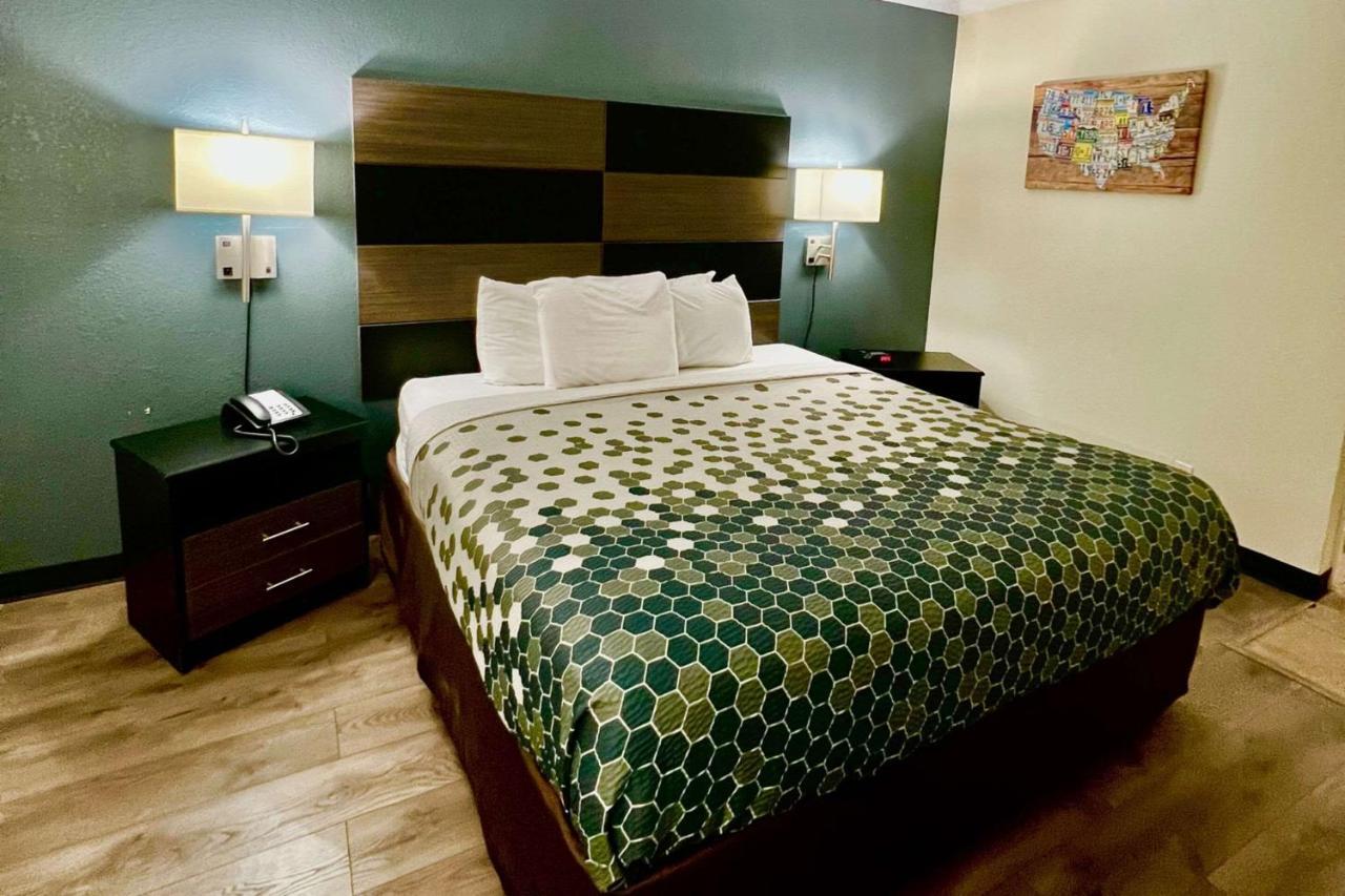 Econo & Downtown Hotel 2*