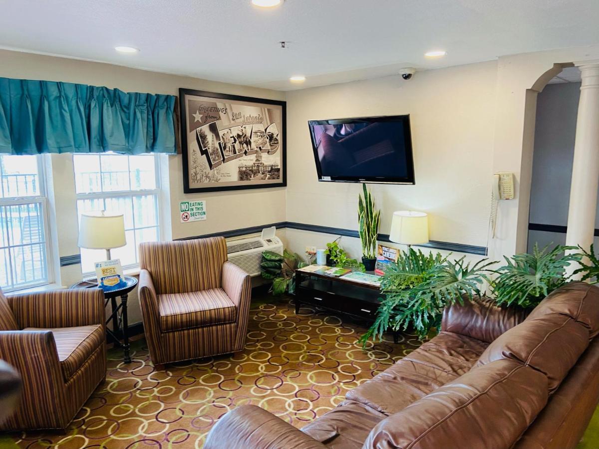 Hotel Super 8 By Wyndham San Antonio/fiesta 2*