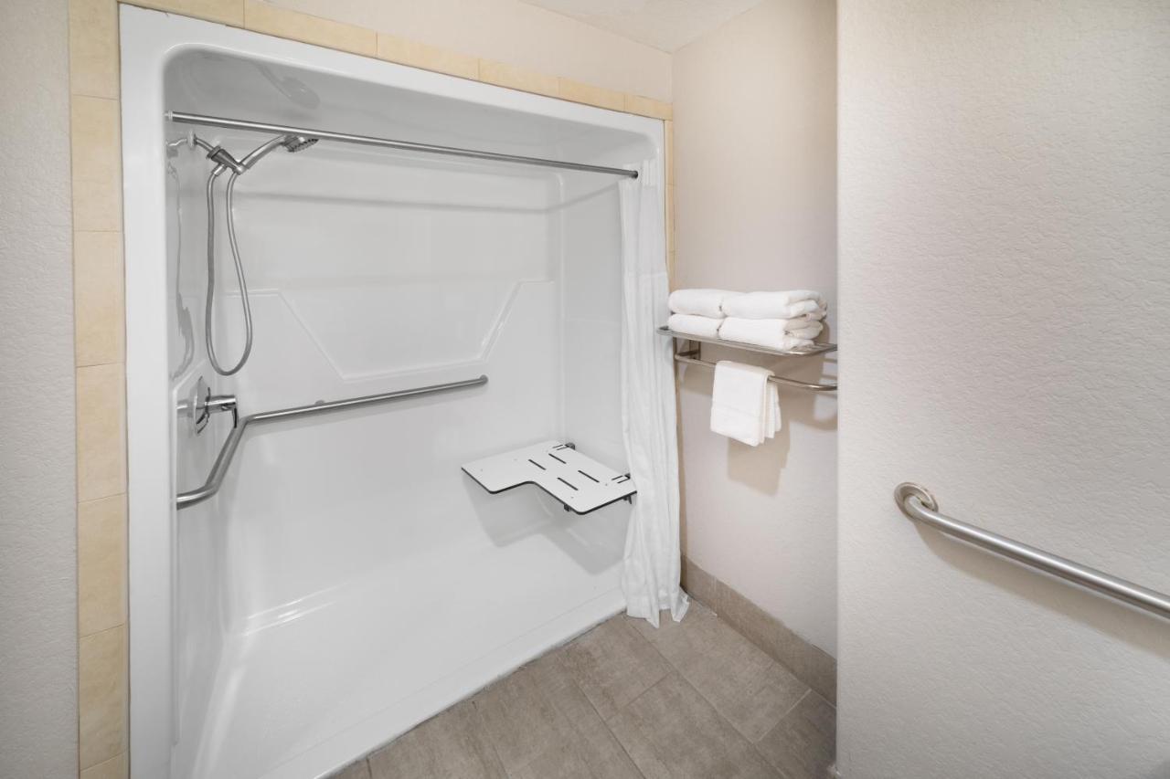 Hotel Days & By Wyndham Near Frost Bank Center 2*