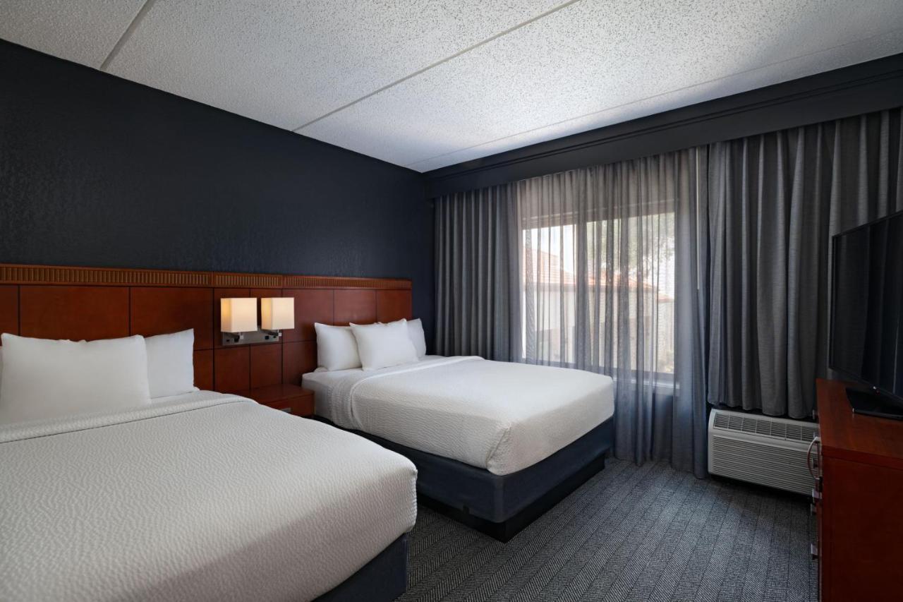 Courtyard By Marriott Downtown