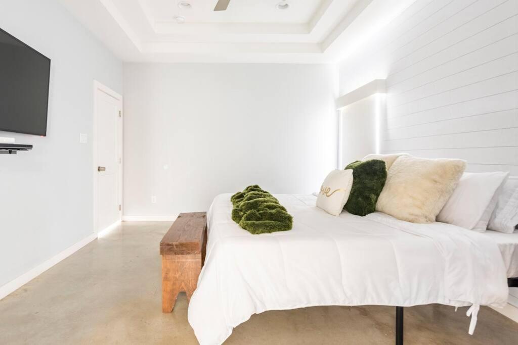 Downtown Modern Farmhouse-pool- Sleeps 12 San Antonio