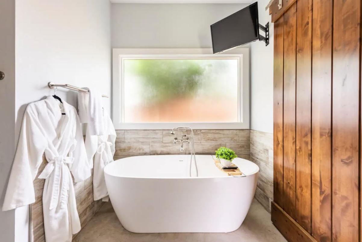 Holiday home Downtown Modern Farmhouse-pool- Sleeps 12 *