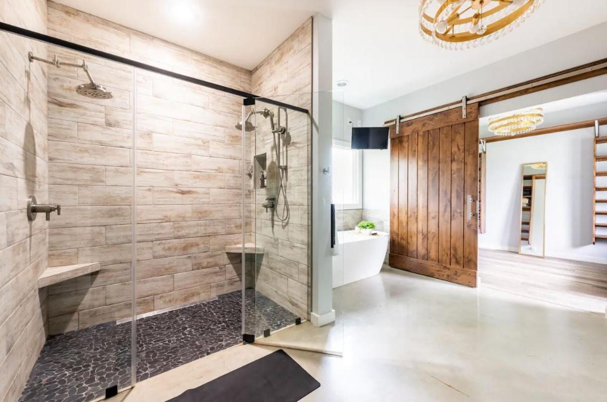 Downtown Modern Farmhouse-pool- Sleeps 12 * San Antonio