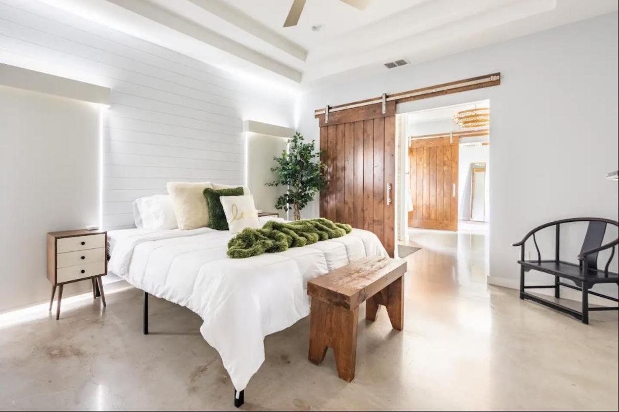Downtown Modern Farmhouse-pool- Sleeps 12 San Antonio