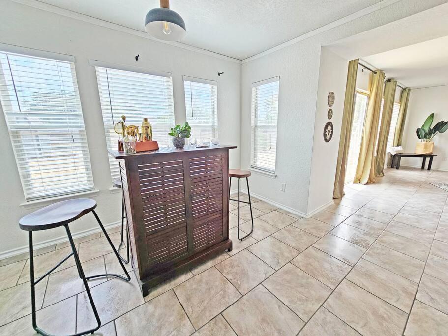 4 Bdr Near Lackland Afb/seaworld/pool Table * San Antonio