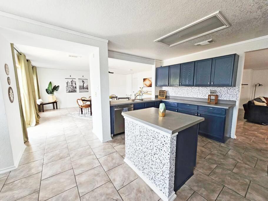 4 Bdr Near Lackland Afb/seaworld/pool Table San Antonio