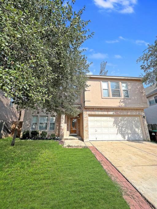 4 Bdr Near Lackland Afb/seaworld/pool Table Holiday home San Antonio