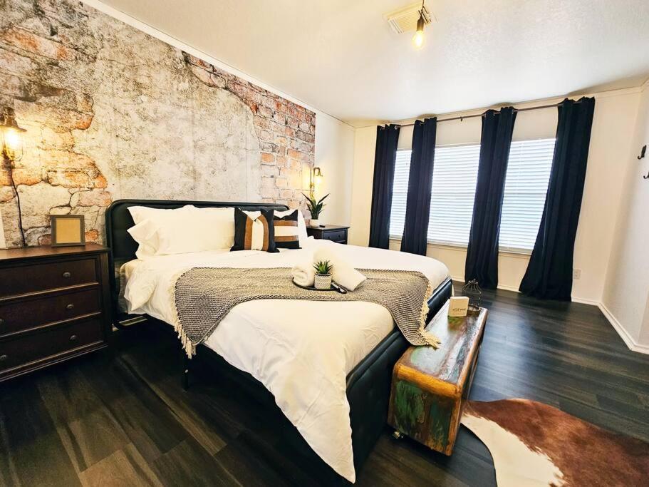 4 Bdr Near Lackland Afb/seaworld/pool Table