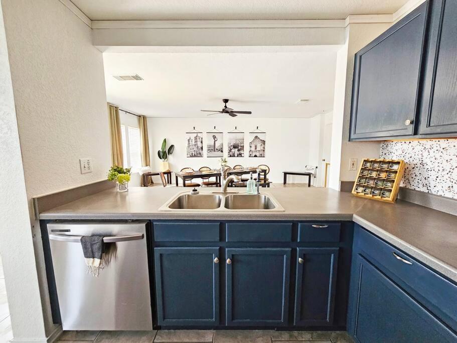 Holiday home 4 Bdr Near Lackland Afb/seaworld/pool Table San Antonio