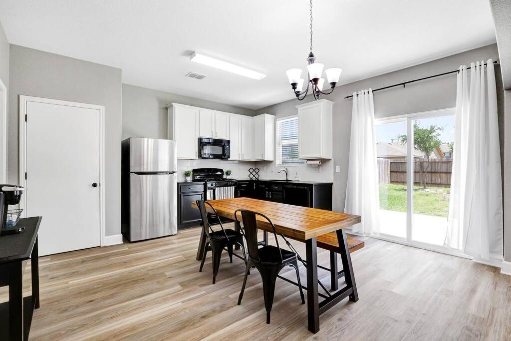Spacious Two Story Home_ Casa Cavazos * San Antonio