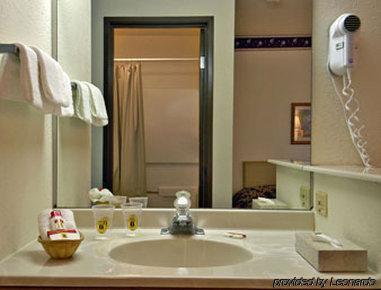 Super 8 By Wyndham San Antonio/fiesta 2*