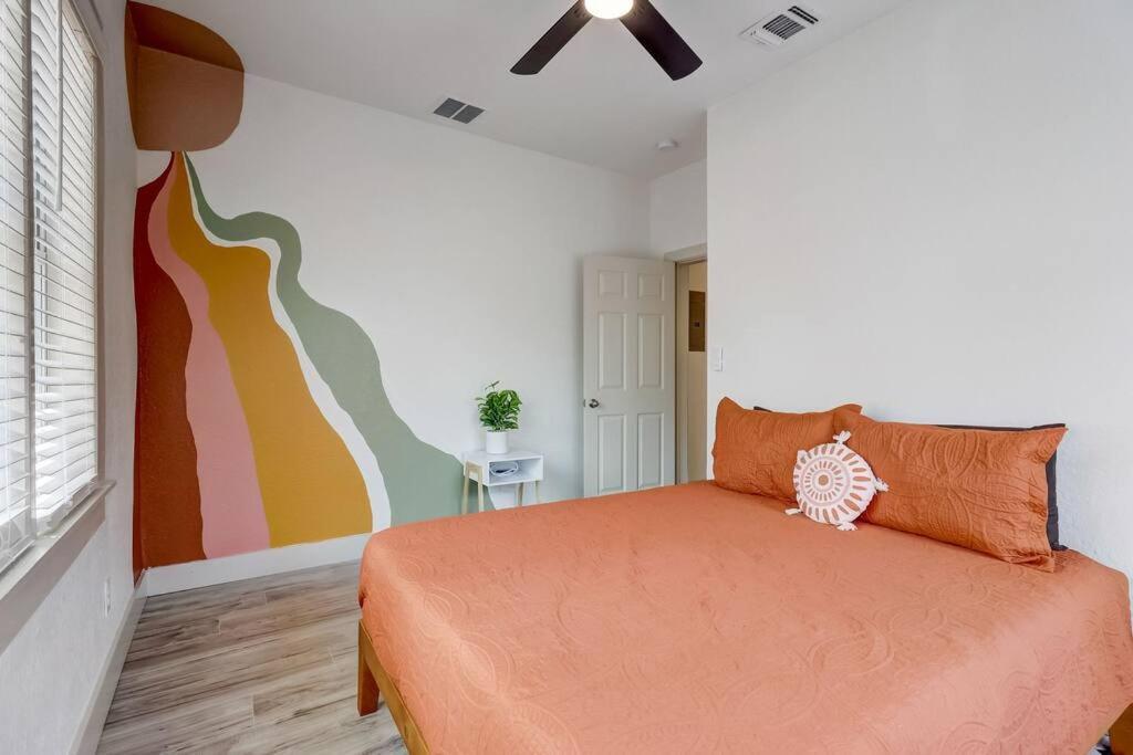 The Retro Retreat - Close To Downtown, Sam