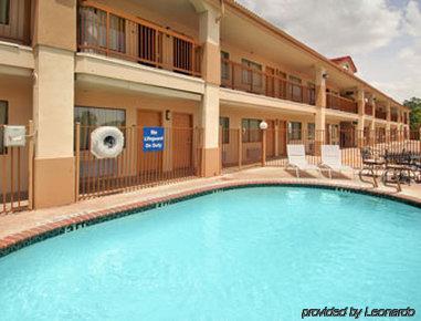 Days By Wyndham Near Seaworld San Antonio