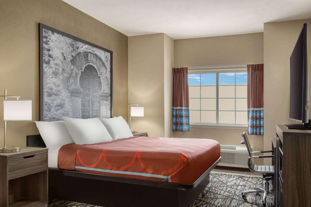 Super 8 By Wyndham Airport North