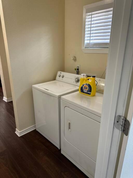 Walk To The Alamodome! Sleeps 6, Pet Friendly