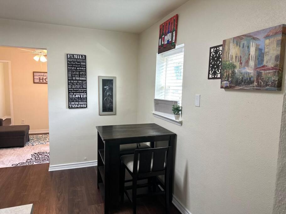 Walk To The Alamodome! Sleeps 6, Pet Friendly Apartment San Antonio