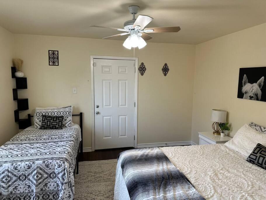 Apartment Walk To The Alamodome! Sleeps 6, Pet Friendly *