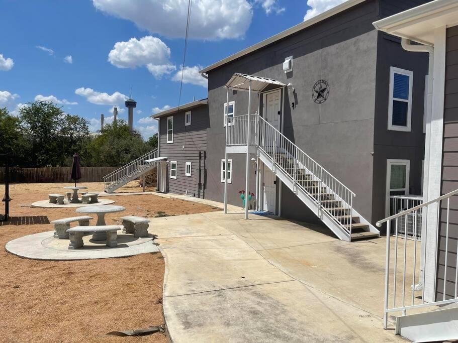 Apartment Walk To The Alamodome! Sleeps 6, Pet Friendly