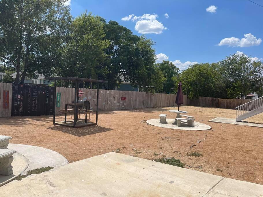 Walk To The Alamodome! Sleeps 6, Pet Friendly San Antonio